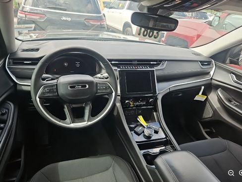 Used 2023 Jeep Grand Cherokee Laredo w/ Luxury Tech Group I RWD image 10