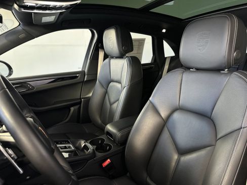 Certified 2023 Porsche Macan Turbo AWD/4WD image 5