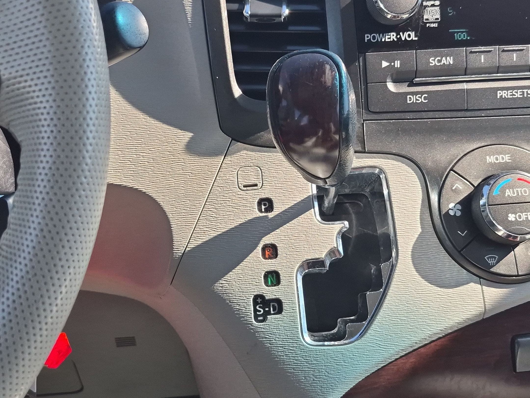 Used 2014 Toyota Sienna XLE FWD image 23