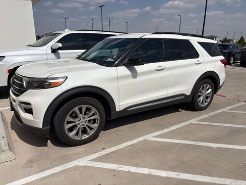 Used 2024 Ford Explorer XLT w/ Equipment Group 202A RWD image 3