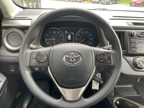 Used 2018 Toyota RAV4 LE AWD/4WD image 15