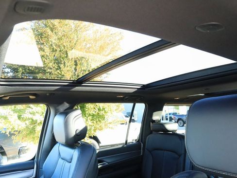 New 2025 Jeep Wagoneer Base w/ Premium Group I image 17