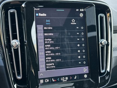 Used 2025 Volvo XC40 B5 Plus image 22