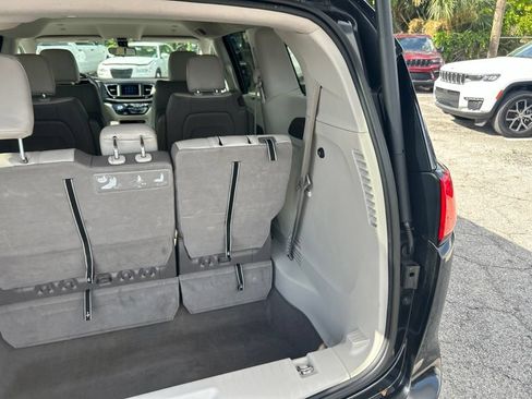 Used 2018 Chrysler Pacifica Touring-L FWD image 29