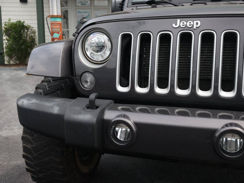 Used 2017 Jeep Wrangler Sahara w/ Connectivity Group AWD/4WD image 29