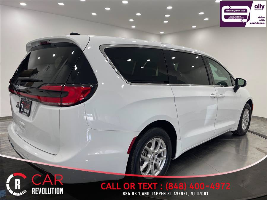 Used 2023 Chrysler Pacifica Touring-L FWD image 7
