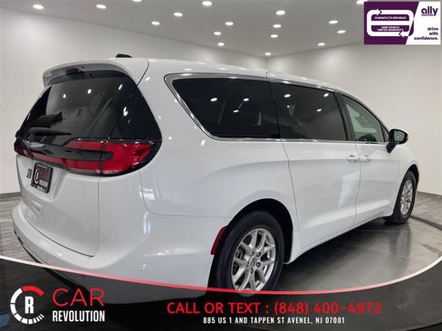 Used 2023 Chrysler Pacifica Touring-L FWD image 7