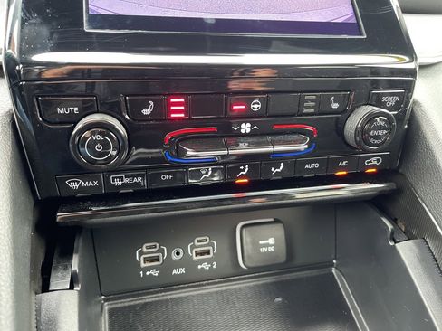 Used 2025 Jeep Grand Cherokee Laredo X w/ Luxury Tech Group I image 12