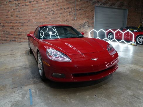 Used 2005 Chevrolet Corvette Coupe w/ Preferred Equipment Group RWD image 4