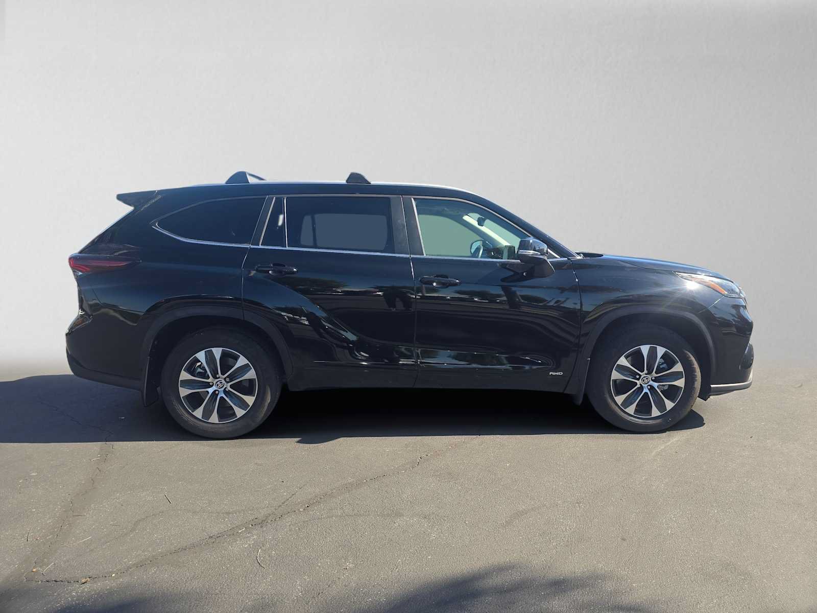 Certified 2025 Toyota Highlander XLE AWD/4WD image 2