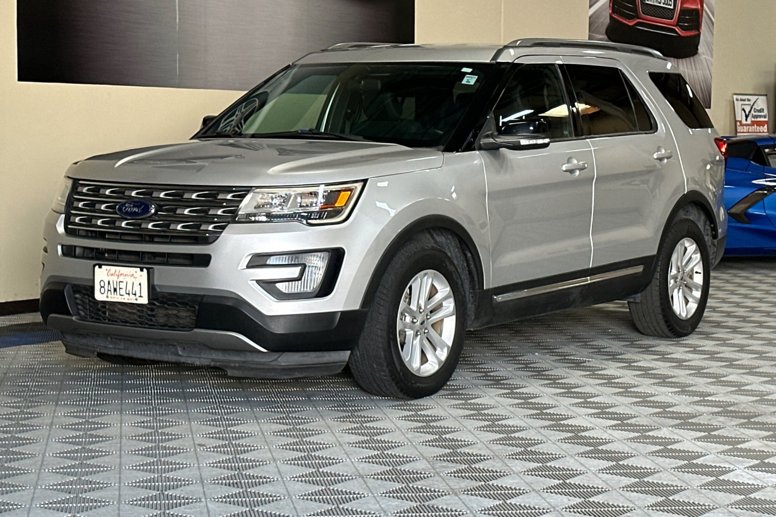 Used 2017 Ford Explorer XLT FWD image 8