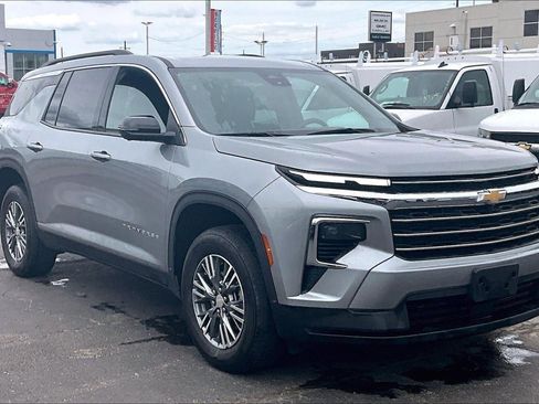Used 2024 Chevrolet Traverse LT AWD/4WD image 1