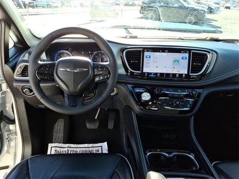 Used 2025 Chrysler Pacifica Limited image 7