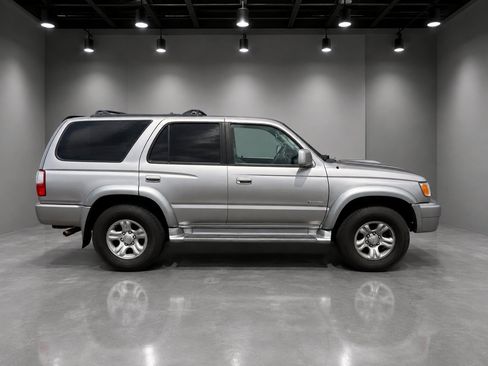 Used 2002 Toyota 4Runner SR5 AWD/4WD image 5