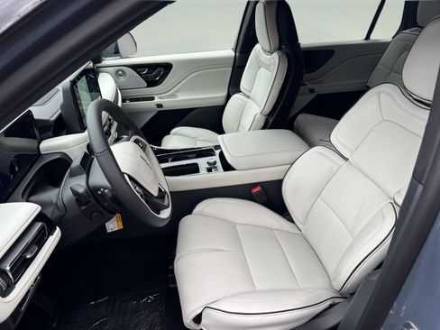 New 2026 Lincoln Aviator Black Label w/ Jet Appearance Package AWD/4WD image 9