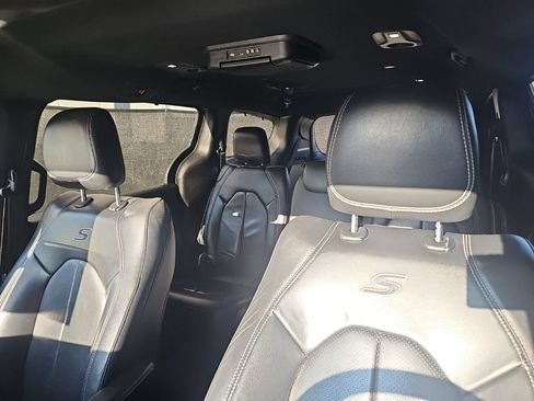 Used 2018 Chrysler Pacifica Touring-L w/ Premium Audio Group FWD image 10