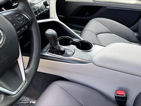 Used 2019 Toyota Camry LE FWD image 17