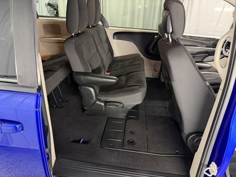 Used 2018 Dodge Grand Caravan SE w/ UConnect Hands-Free Group image 8