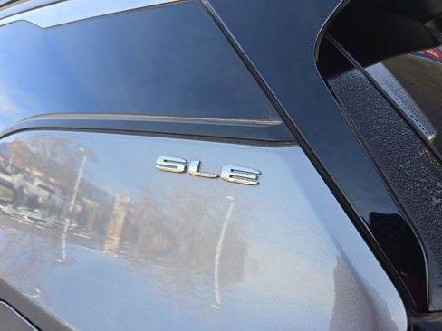 Used 2023 GMC Terrain SLE w/ Driver Convenience Package image 11