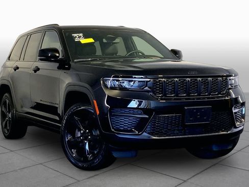 Used 2022 Jeep Grand Cherokee Altitude AWD/4WD image 3
