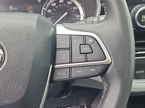 Used 2022 Toyota Highlander XLE AWD/4WD image 25