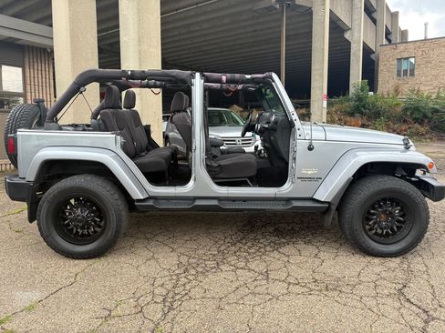 Used 2014 Jeep Wrangler Unlimited Sahara w/ Connectivity Group AWD/4WD image 24