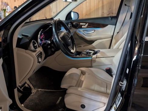 Used 2018 Mercedes-Benz GLC 300 4MATIC image 3