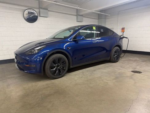 Used 2024 Tesla Model Y Long Range RWD image 2