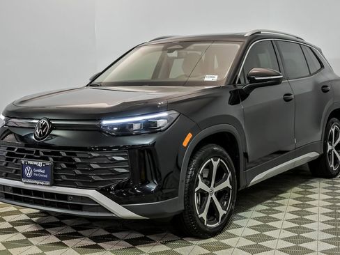 Certified 2025 Volkswagen Tiguan SE image 5