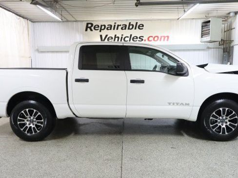 Used 2024 Nissan Titan SV AWD/4WD image 4