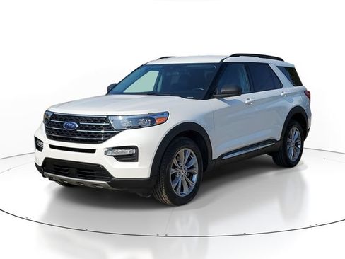 Used 2023 Ford Explorer XLT w/ Equipment Group 202A AWD/4WD image 2