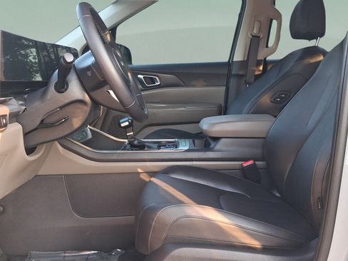 Used 2025 Kia Carnival EX FWD image 10