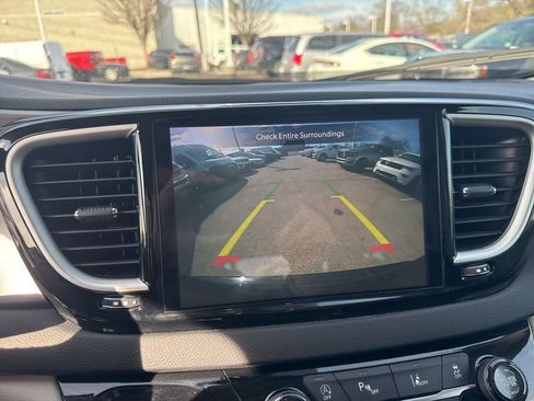 Used 2024 Chrysler Pacifica Touring-L image 13