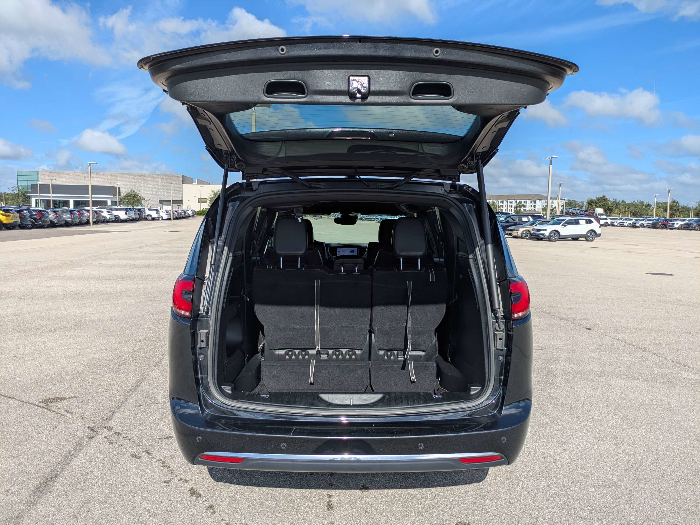 Used 2025 Chrysler Pacifica Select FWD image 31