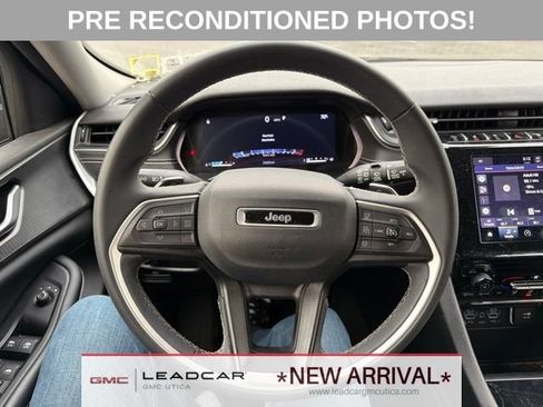 Used 2023 Jeep Grand Cherokee Laredo AWD/4WD image 21
