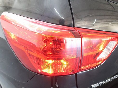 Used 2020 Nissan Pathfinder S image 28