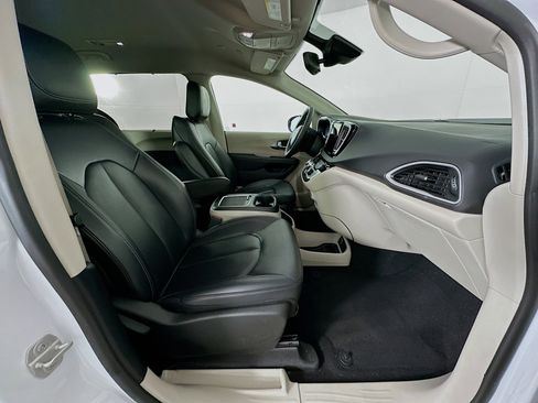 Used 2024 Chrysler Pacifica Touring-L FWD image 32