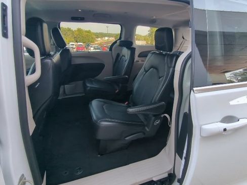 Used 2024 Chrysler Pacifica Touring-L FWD image 16