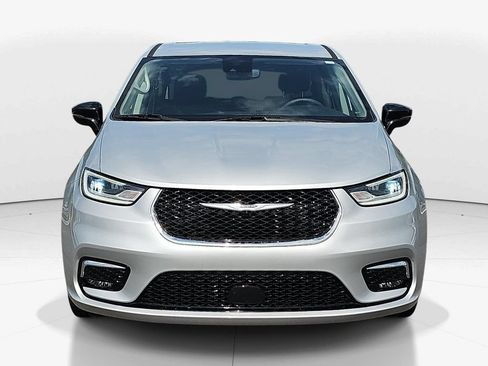 Used 2024 Chrysler Pacifica Touring-L FWD image 12