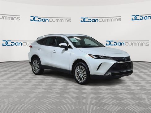 Used 2024 Toyota Venza XLE image 2