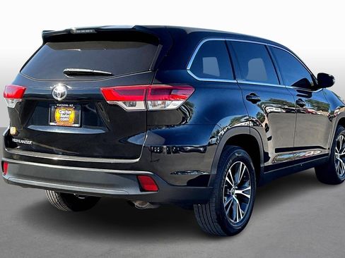 Used 2019 Toyota Highlander LE image 2