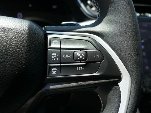 Used 2023 Jeep Grand Cherokee Limited AWD/4WD image 14