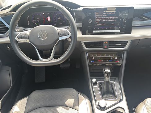 Used 2025 Volkswagen Taos SEL AWD/4WD image 19