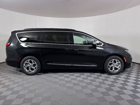 Used 2023 Chrysler Pacifica Limited image 32