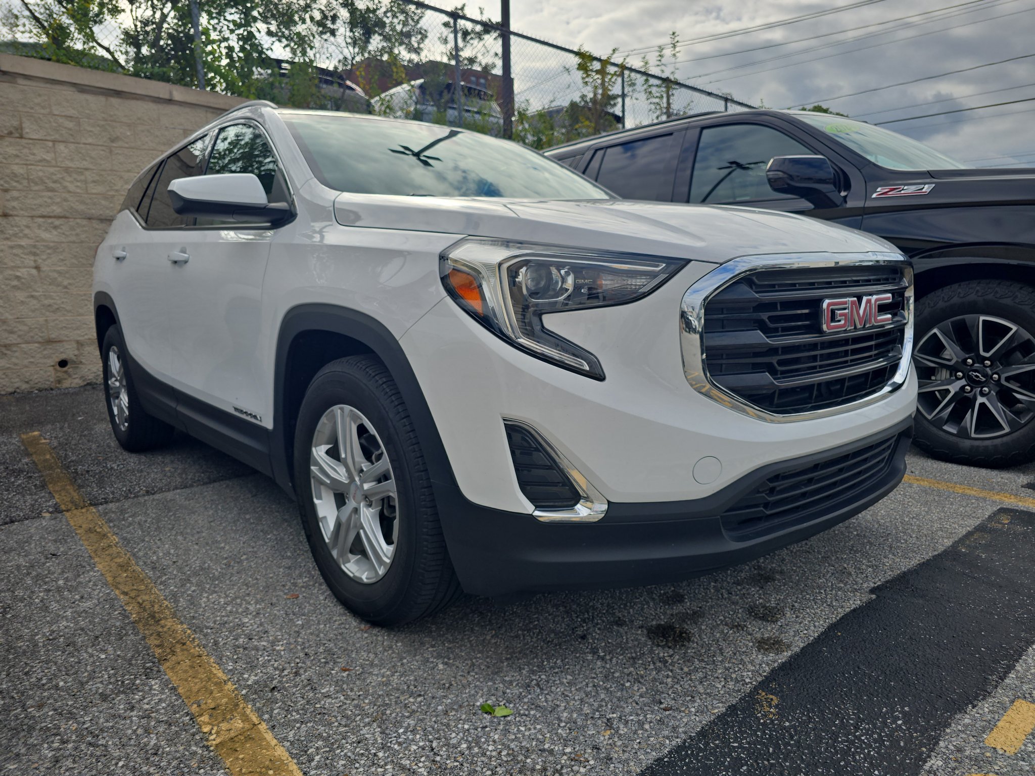 Used 2020 GMC Terrain SLE w/ Driver Convenience Package FWD image 2