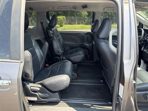 Used 2019 Toyota Sienna SE FWD image 15
