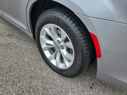 Used 2016 Chrysler 300 Limited RWD image 21