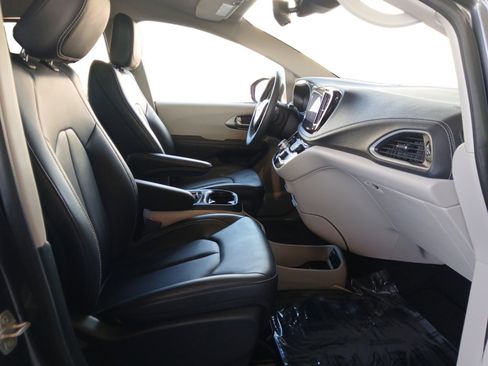 Used 2023 Chrysler Pacifica Touring-L image 15