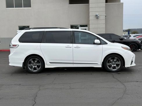 Used 2018 Toyota Sienna L image 2