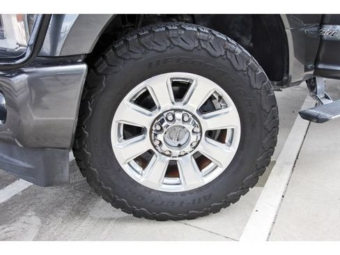 Certified 2019 Ford F250 Platinum w/ Platinum Ultimate Package AWD/4WD image 29